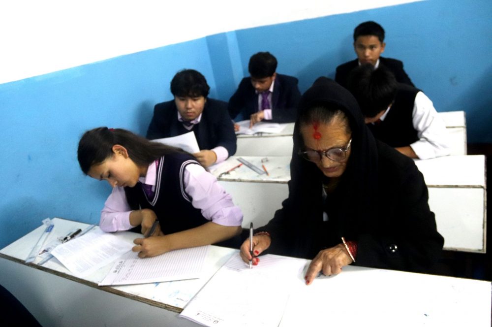 ७३ वर्षीया वृद्धाले दिइन् कक्षा १२ को परीक्षा