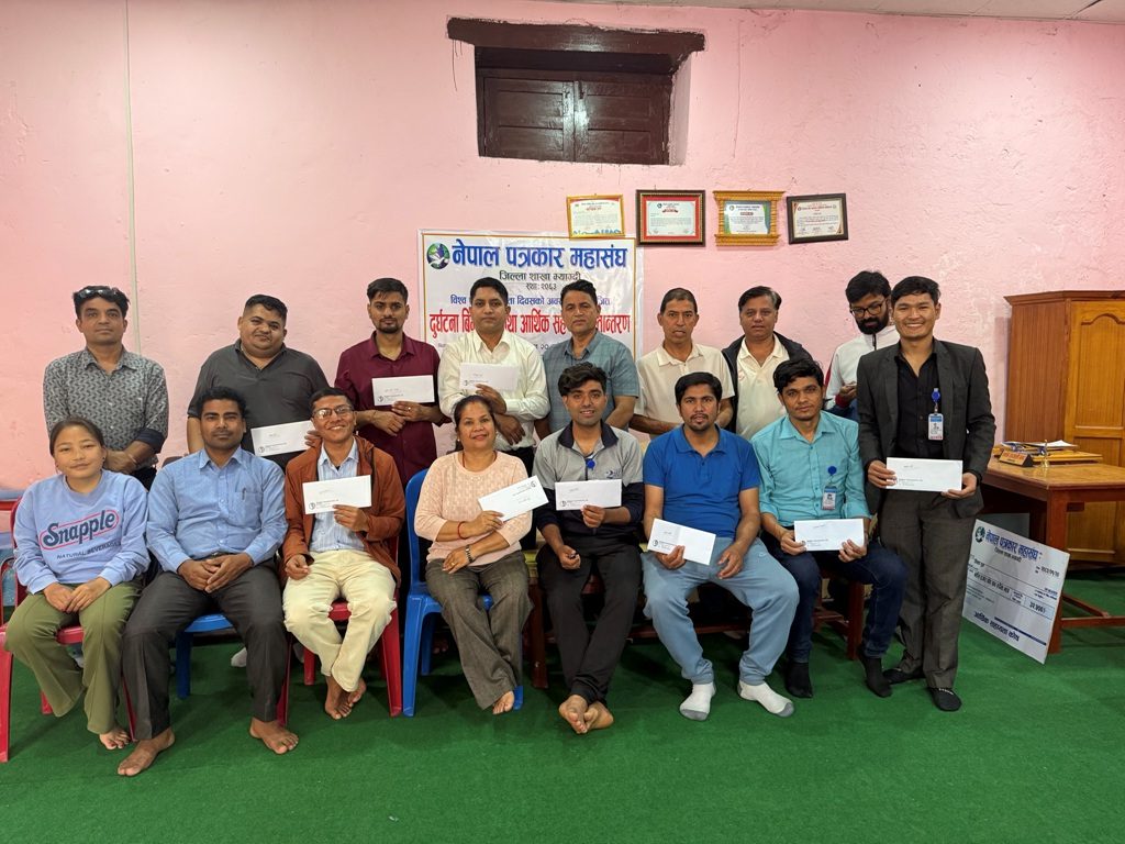 म्याग्दीका पत्रकारलाई १० लाखको दुर्घटना बिमा पोलिसी हस्तान्तरण, मृगौला पीडित संचारकर्मीकी आमालाई आर्थिक सहयोग