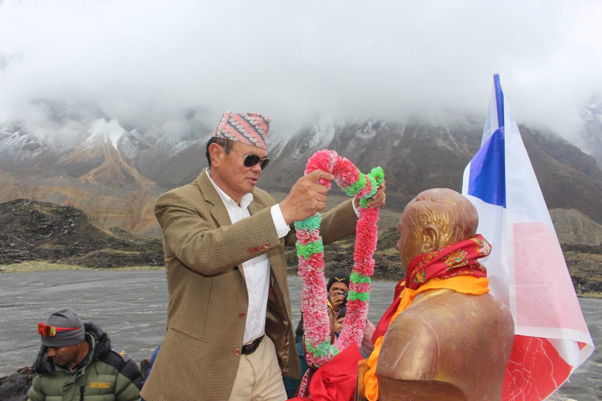 अन्नपूर्ण आधार शिविरमा प्रथम आरोहीको सालिक अनावरण