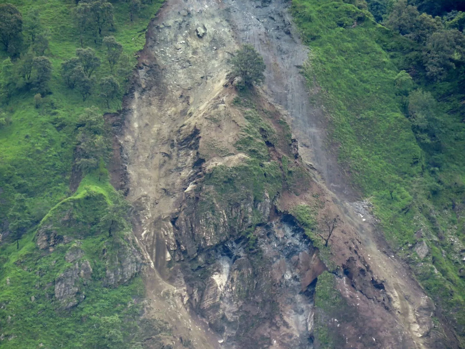 धवलागिरीको बास्वोटमा पहिरो खस्योः सतर्कता अपनाउन आग्रह