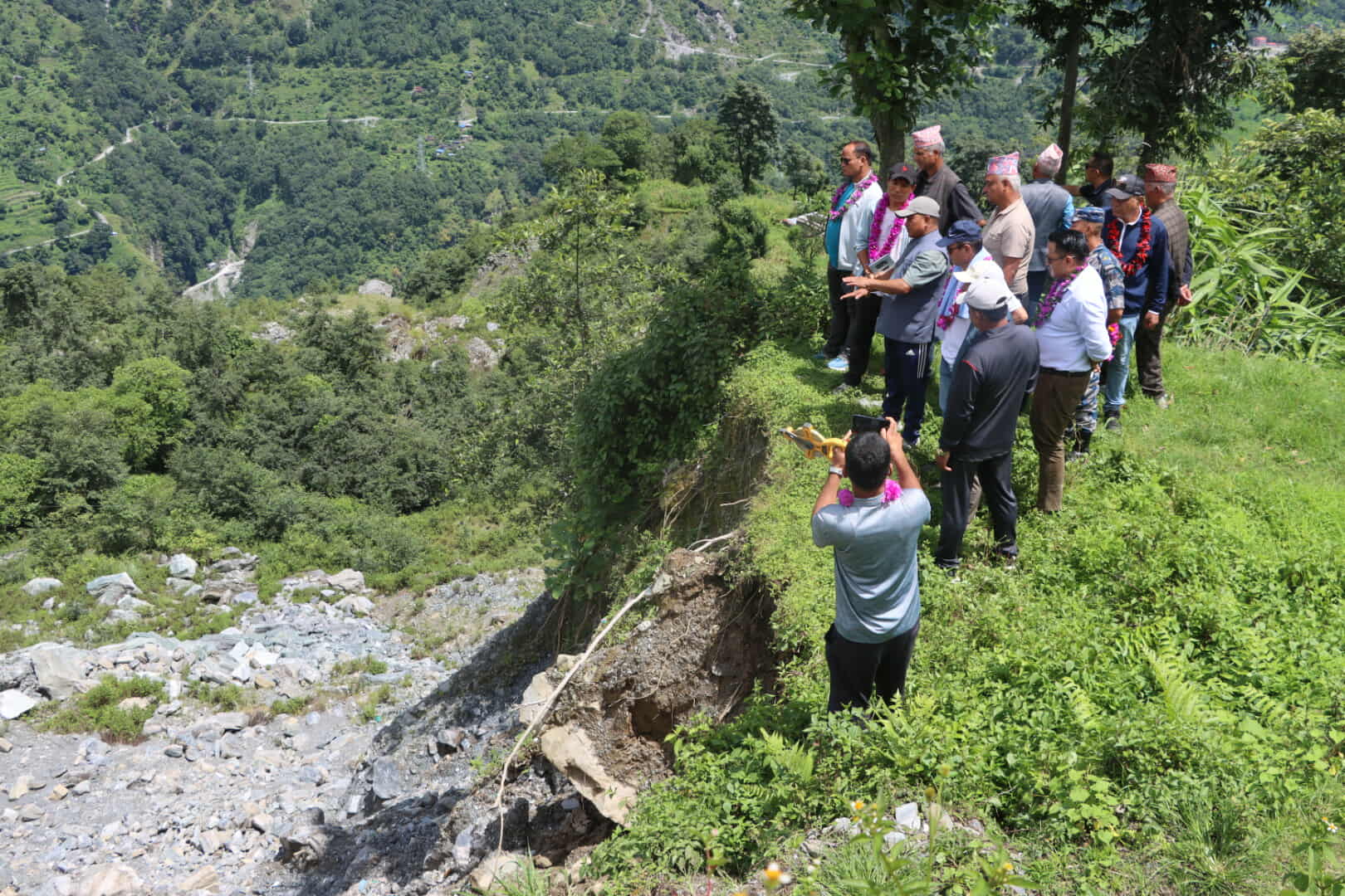 राज्यमन्त्री गर्बुजाद्वारा पात्लेखेत पहिरोको निरीक्षण