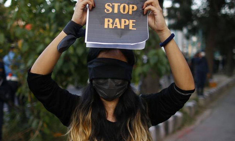 तीजको नाच हेर्न गएकी बालिकालाई ढुंगाले हानेर घाइते बनाइ सामूहिक बलात्कार