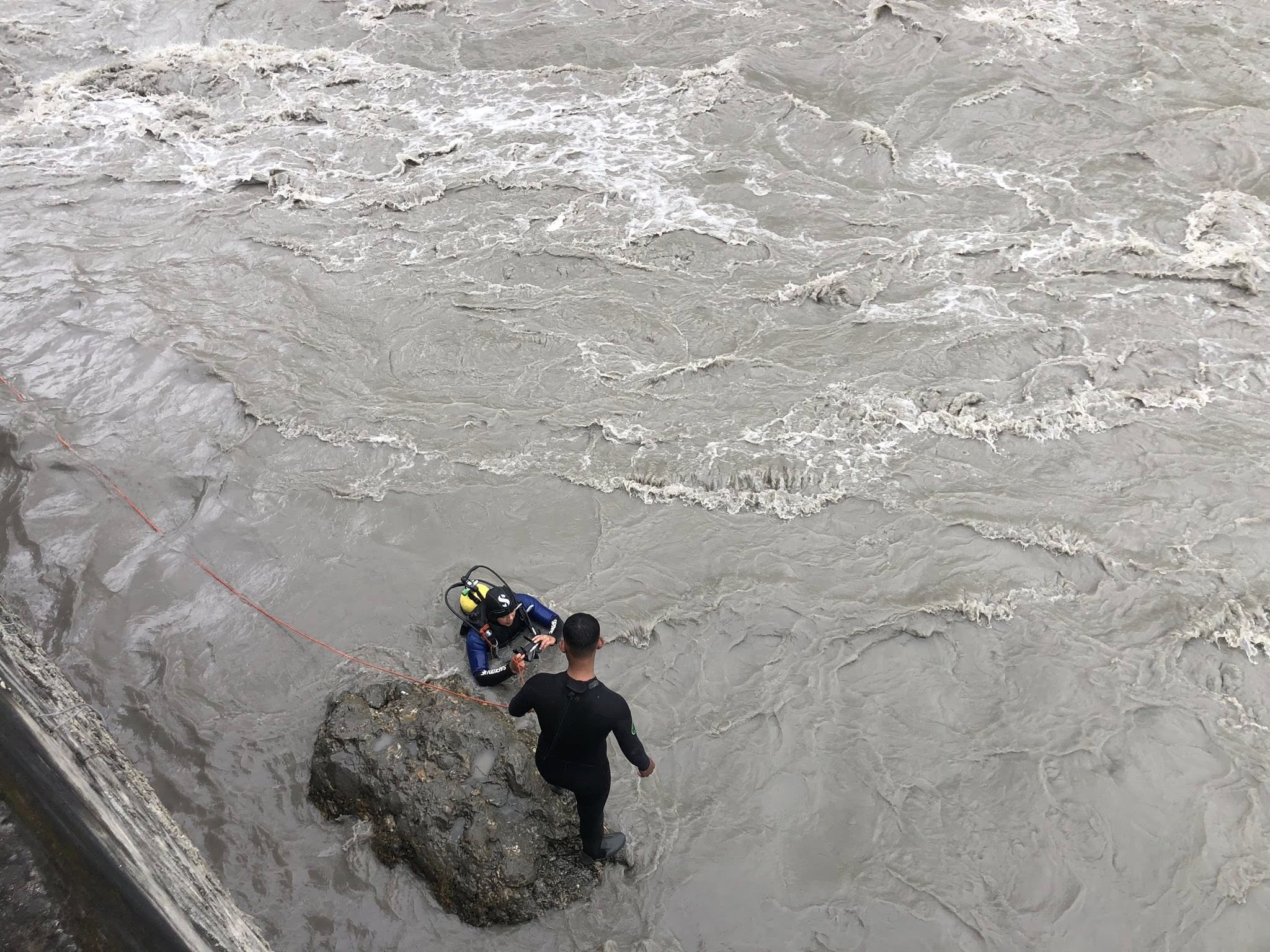 दुई युवा सम्पर्कविहिनः गोताखोरले फेला पारेन कुनै प्रमाण, थाङ्नेबगरमा मोटरसाइकलको ट्याङ्की भेटियो
