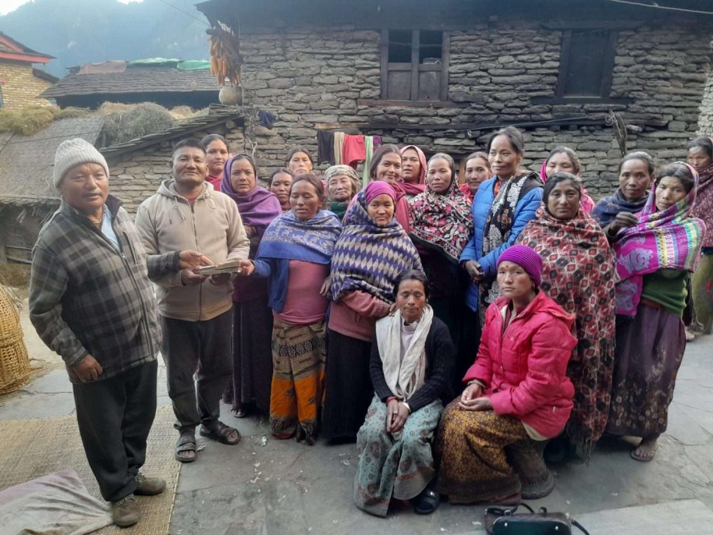 गुर्जाका आमा समुहले देउसी भैलो खेलेको रकम सडक निर्माणमा सहयोग