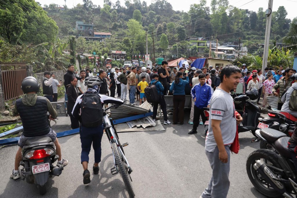 फेवाताल किनाराका संरचनामा पोखरा महानगरले डोजर चलाएपछि स्थानीयको विरोध