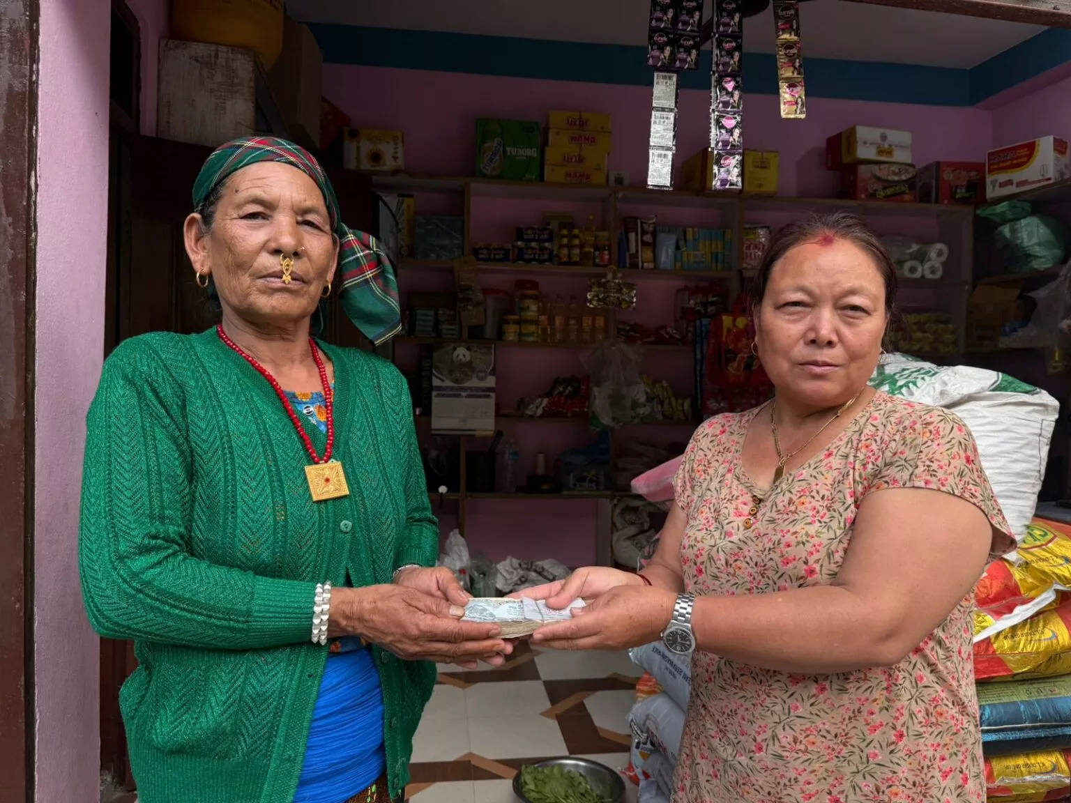 चिनाखेत बाढीपीडित परिवारलाई काठमाडौबाट आर्थिक सहयोग