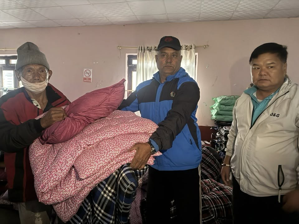 अन्नपूर्णका पहिरो प्रभावितलाई सिरक, डसना र सिरानी सहयोग